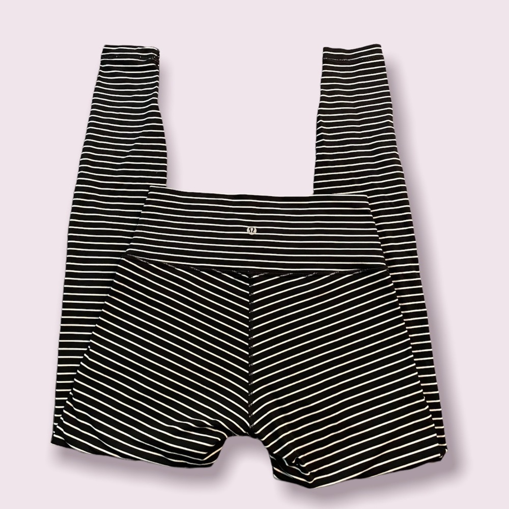 Lululemon Wunder Under 28" Leggings size 8 - unique print!